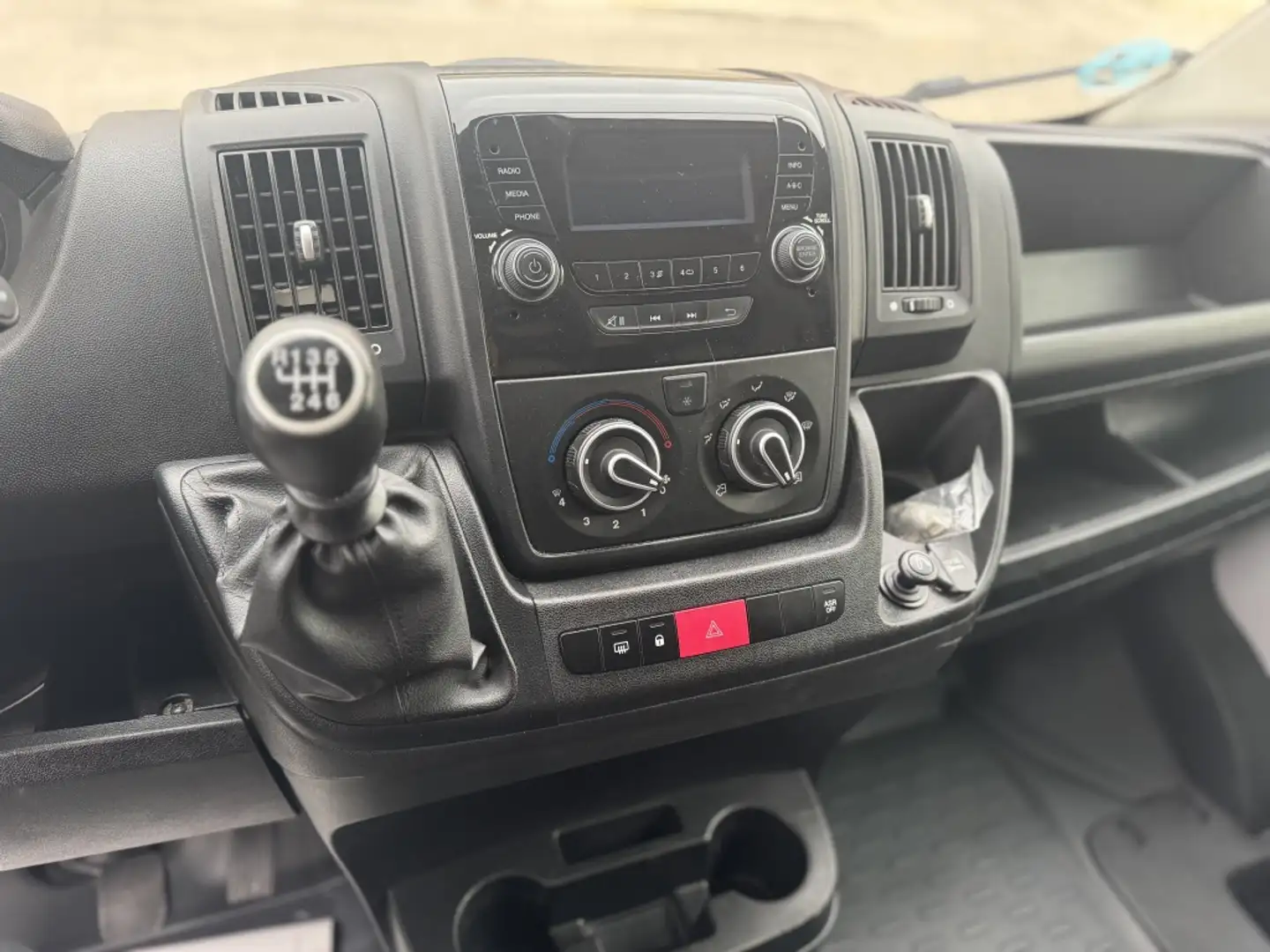 Peugeot Boxer Furgón 2.2BlueHDI 335 L2H2 S&S 140 Blanco - 1