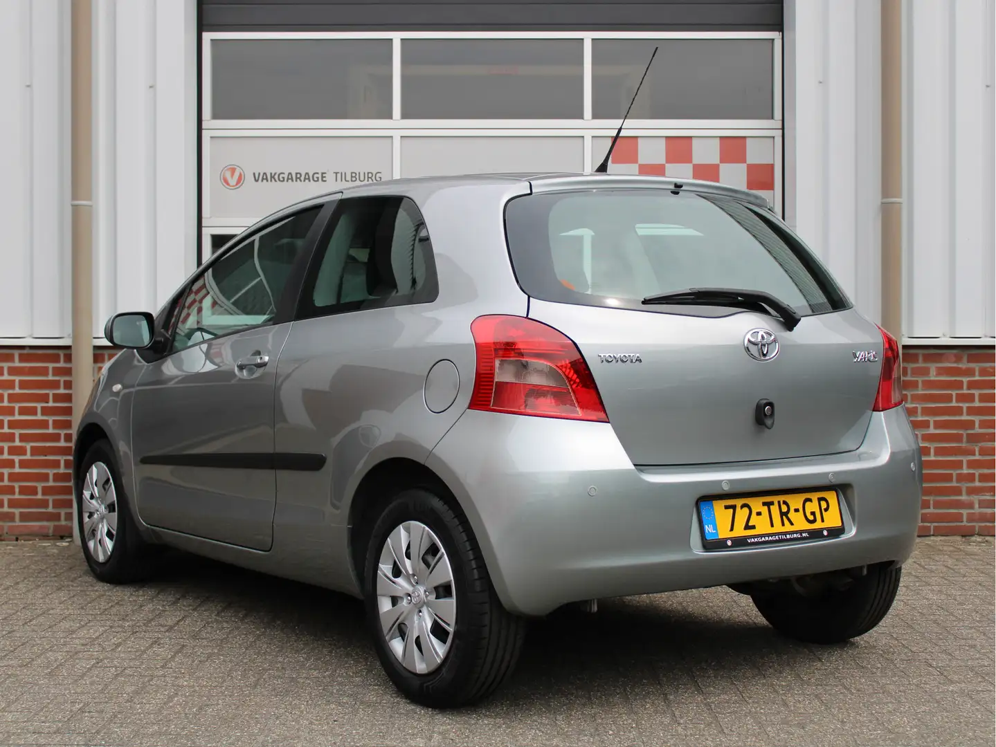 Toyota Yaris 1.3 VVTi Linea Sol /CV/AIRCO/PDC/Elek. ramen/Stuur Gris - 2