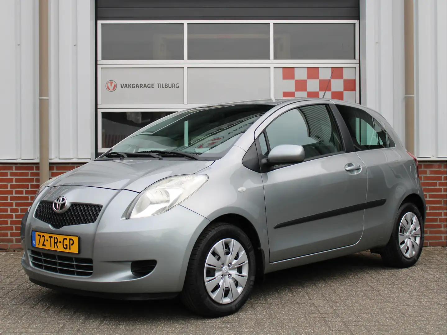 Toyota Yaris 1.3 VVTi Linea Sol /CV/AIRCO/PDC/Elek. ramen/Stuur Gris - 1
