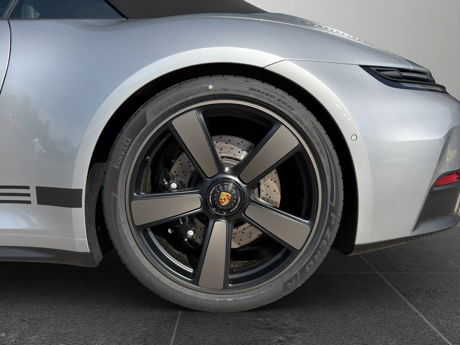 포르쉐 911 Carrera GTS Cabriolet 2026 은색 사진 8