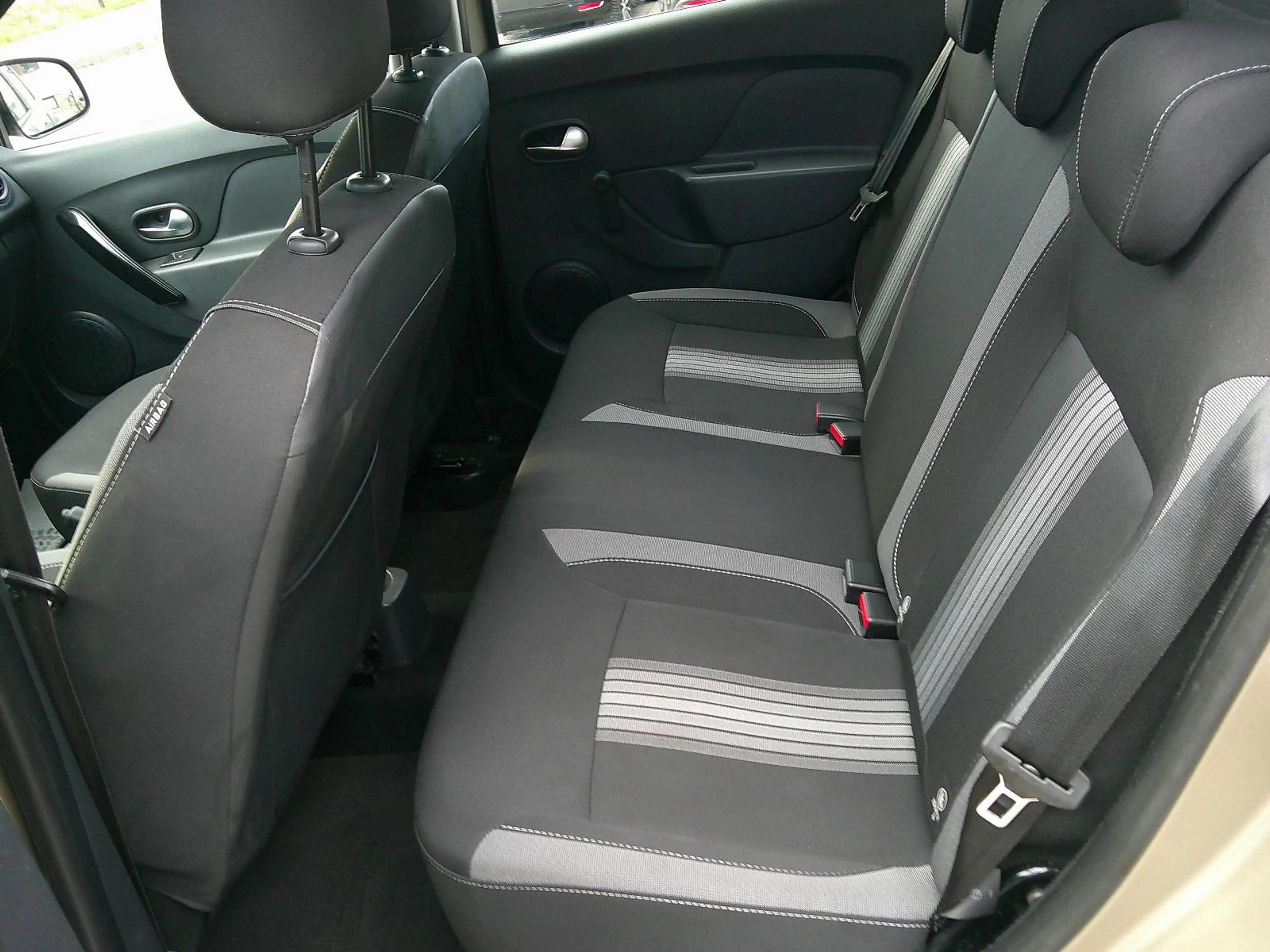 Dacia Sandero II Stepway Celebration 1 Hand — photo 12
