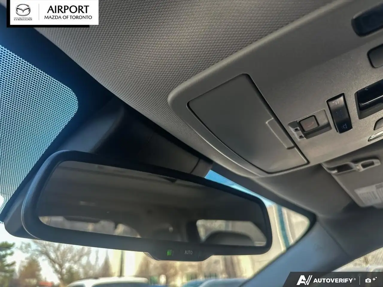 Toyota Sienna снимка Toyota Sienna