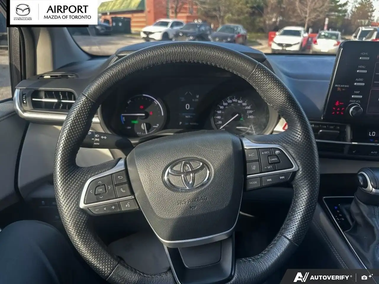 Toyota Sienna снимка Toyota Sienna