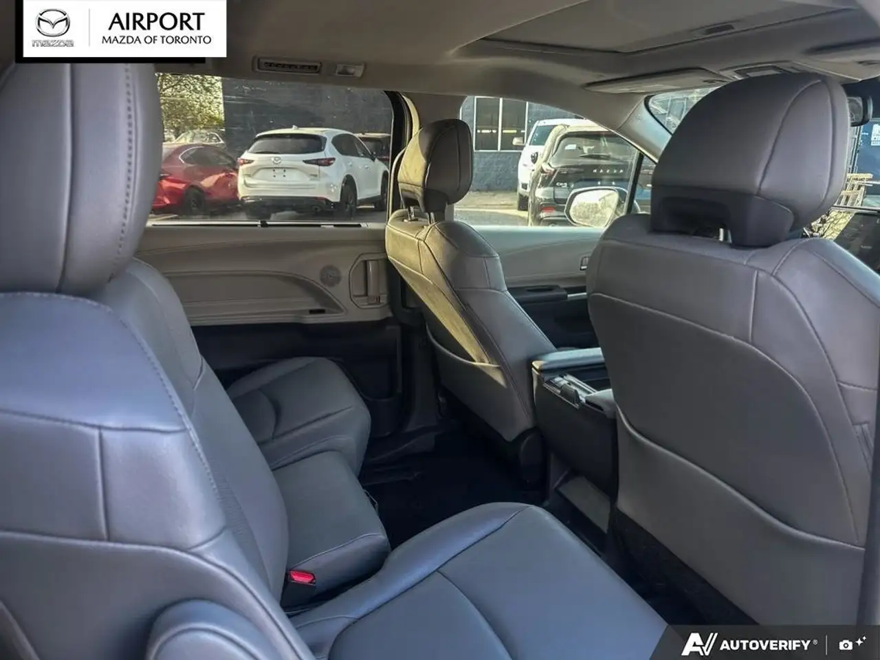 Toyota Sienna снимка Toyota Sienna