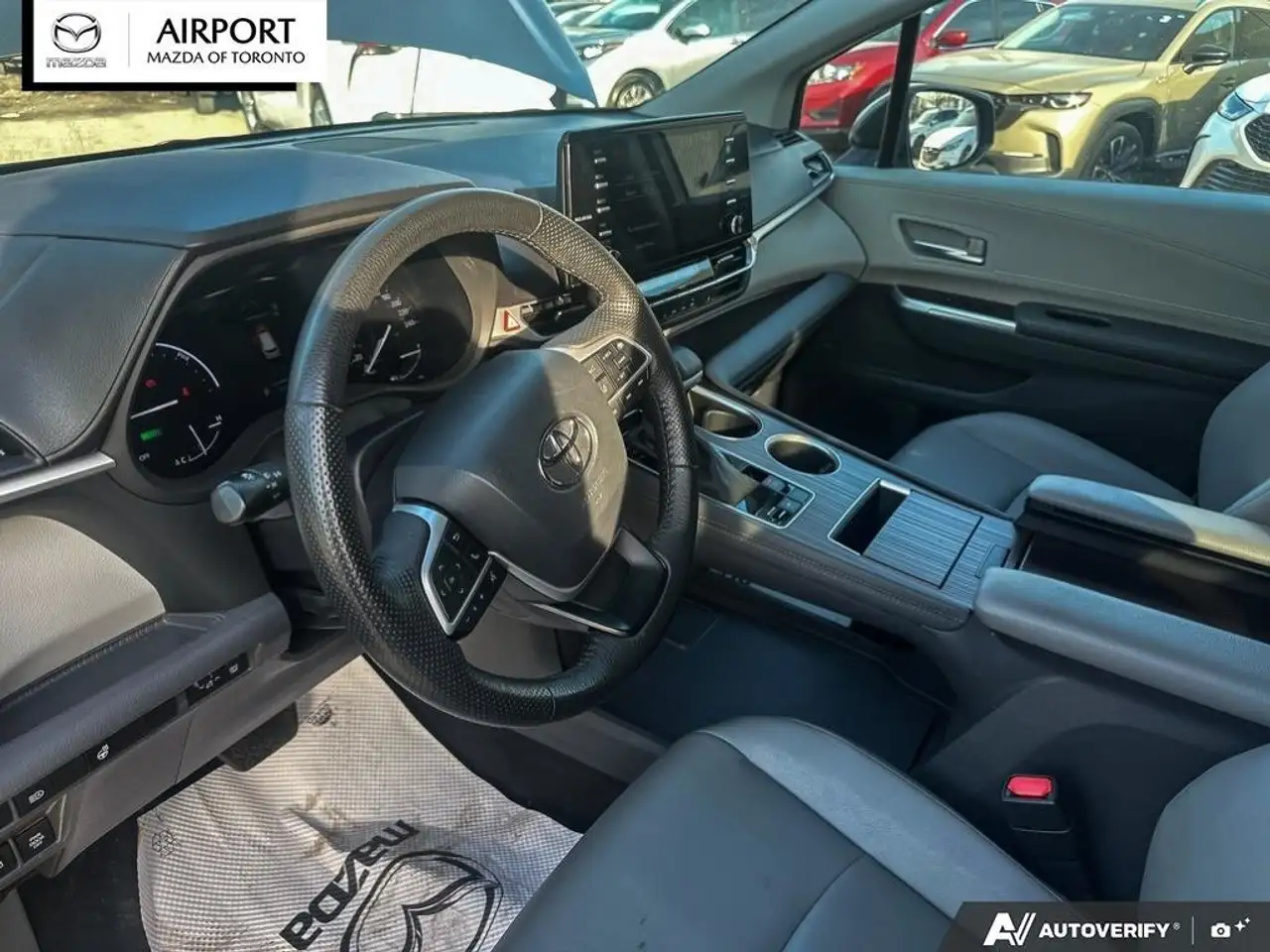 Toyota Sienna снимка Toyota Sienna