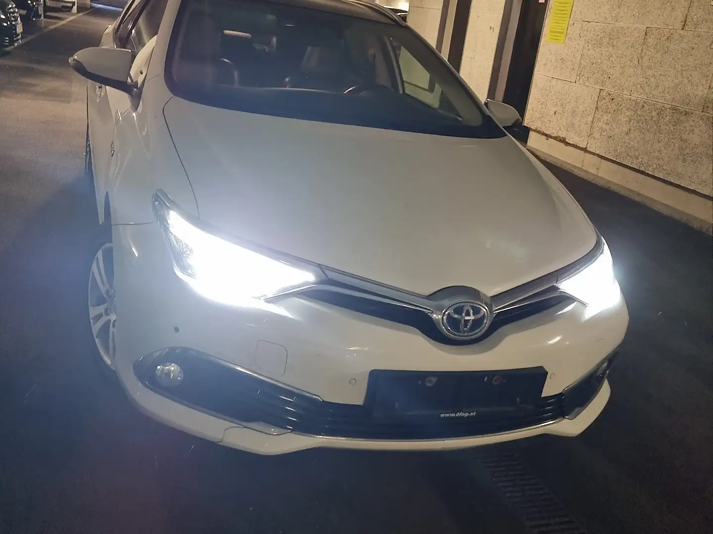 Toyota Auris 1,8 VVT-i Hybrid Lounge Blanc - 1