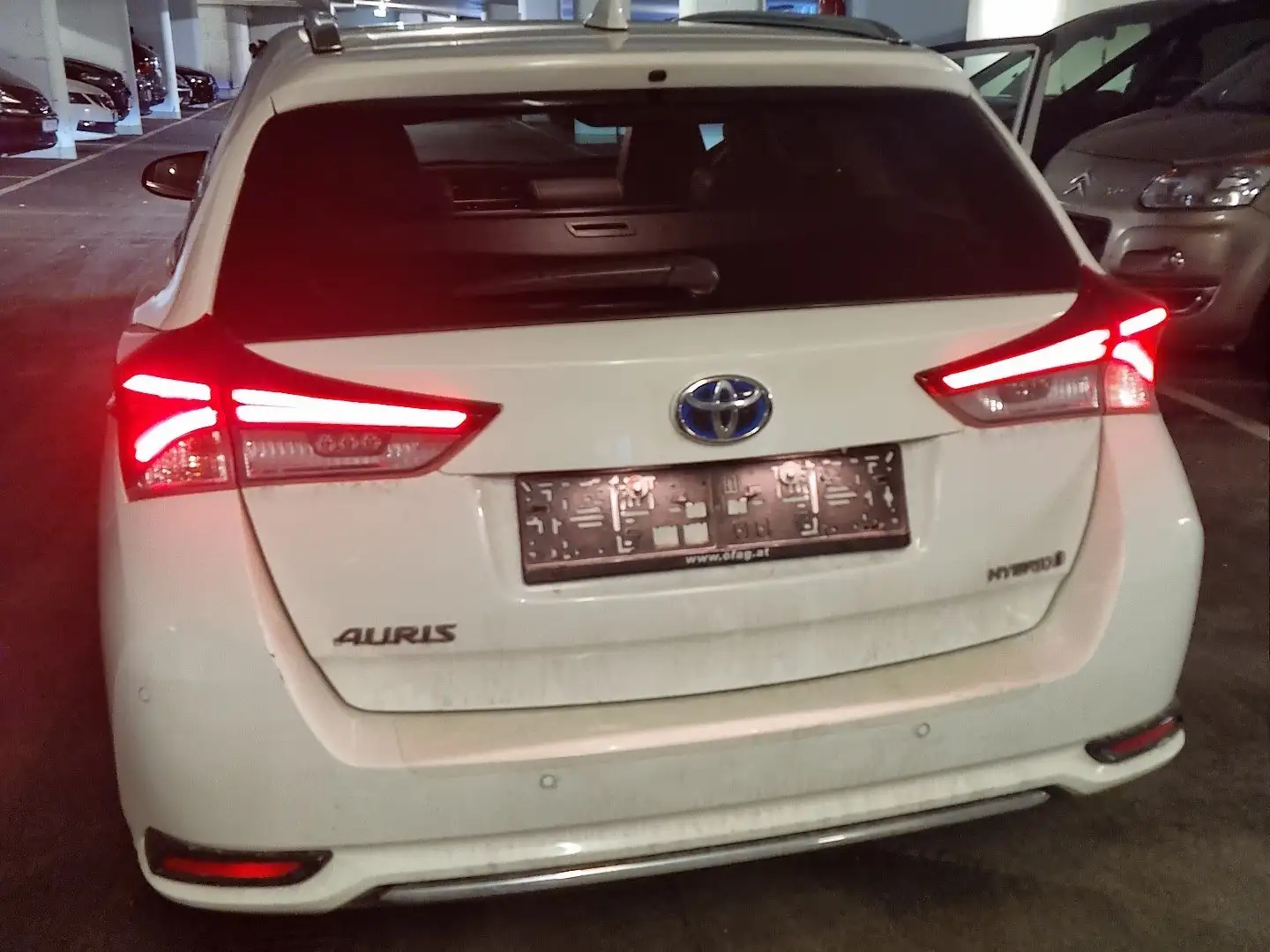 Toyota Auris 1,8 VVT-i Hybrid Lounge Blanc - 2