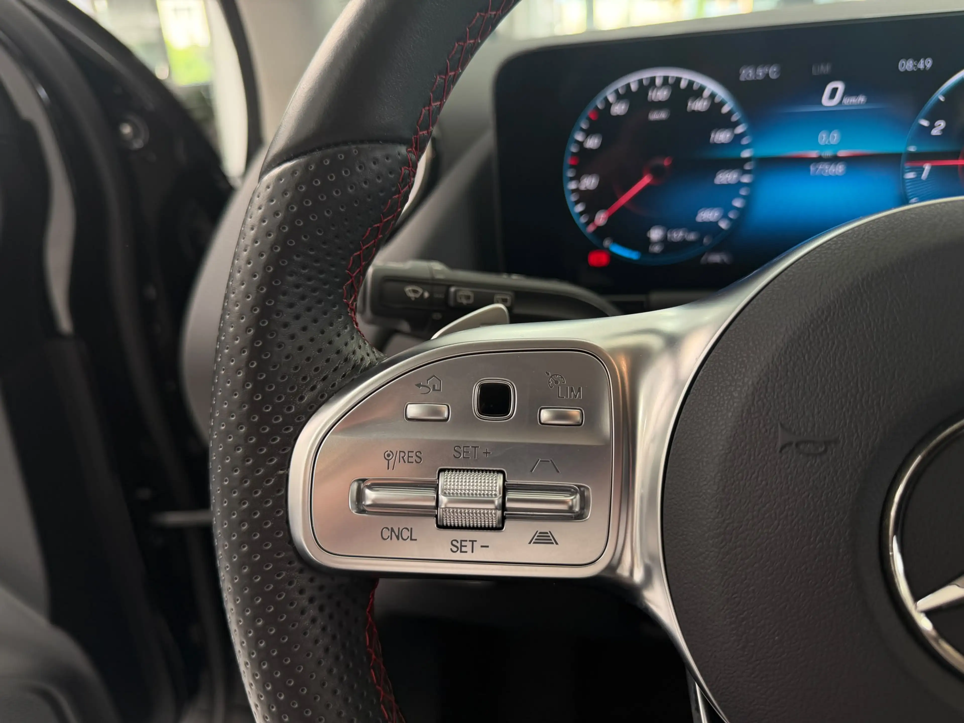 Mercedes-Benz GLA 200 AMG*KEYL*DISTRONIC +*CARPLAY*KAMERA*NAVI — photo 14