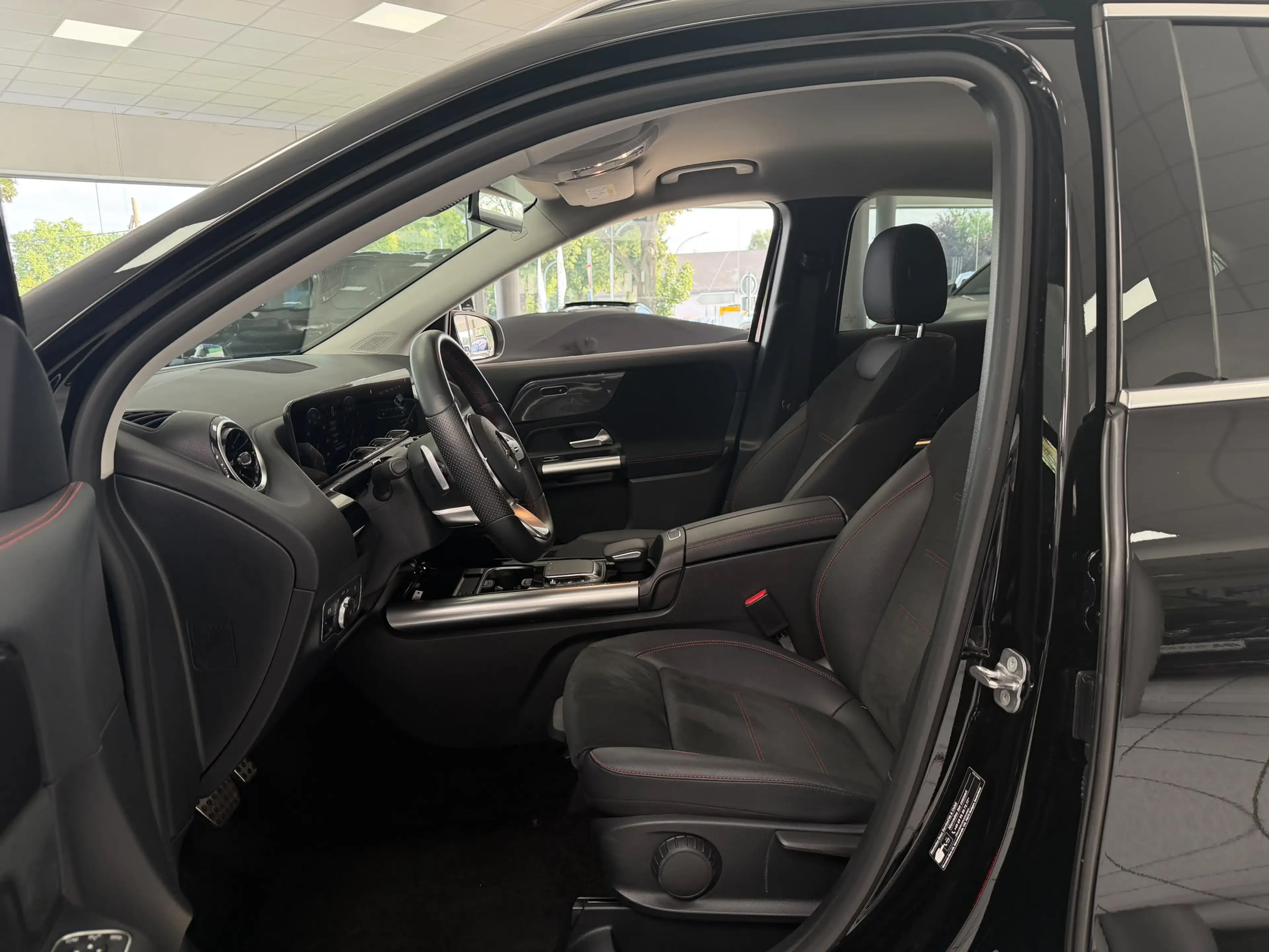 Mercedes-Benz GLA 200 AMG*KEYL*DISTRONIC +*CARPLAY*KAMERA*NAVI — photo 11