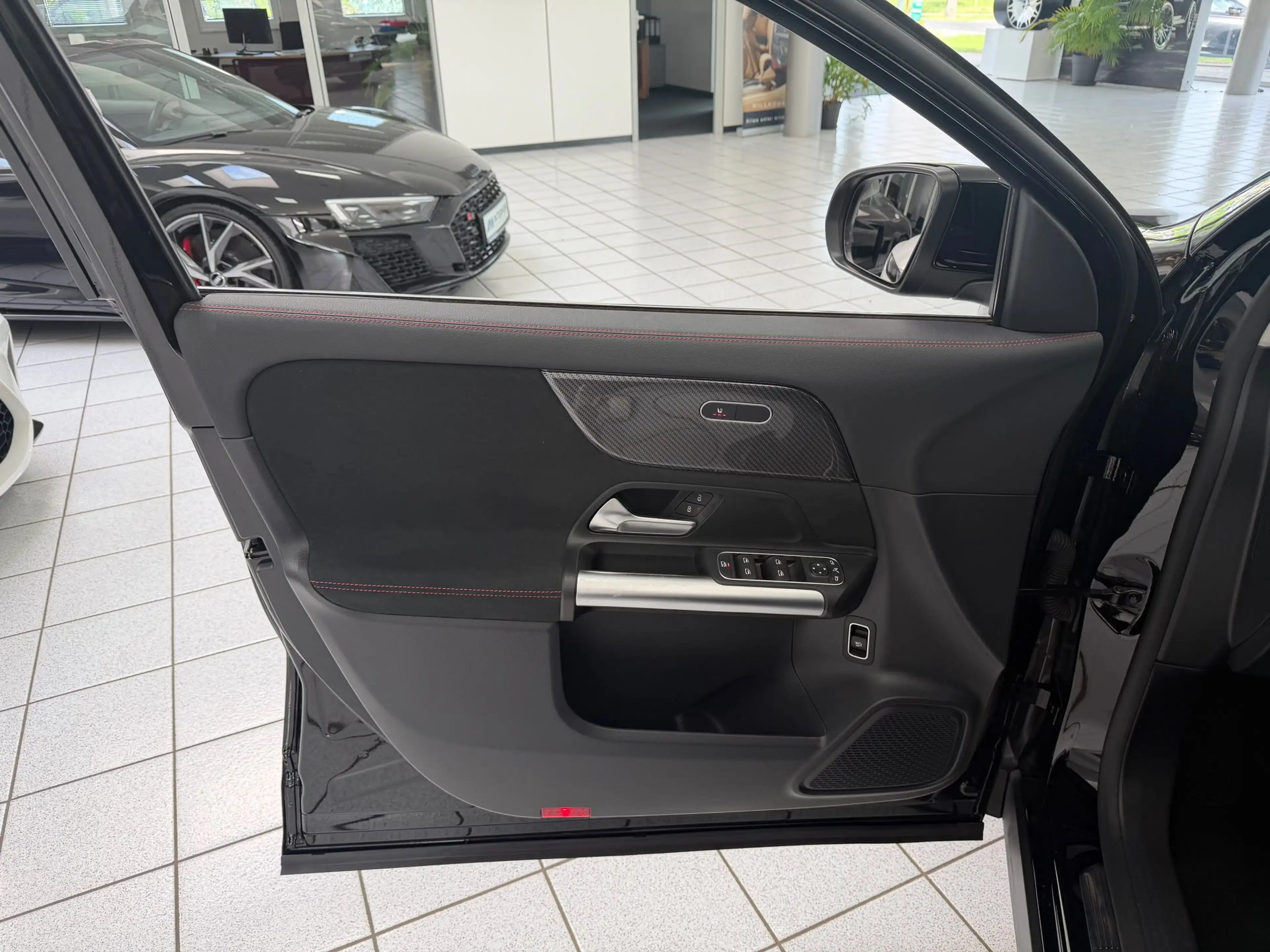 Mercedes-Benz GLA 200 AMG*KEYL*DISTRONIC +*CARPLAY*KAMERA*NAVI — photo 9