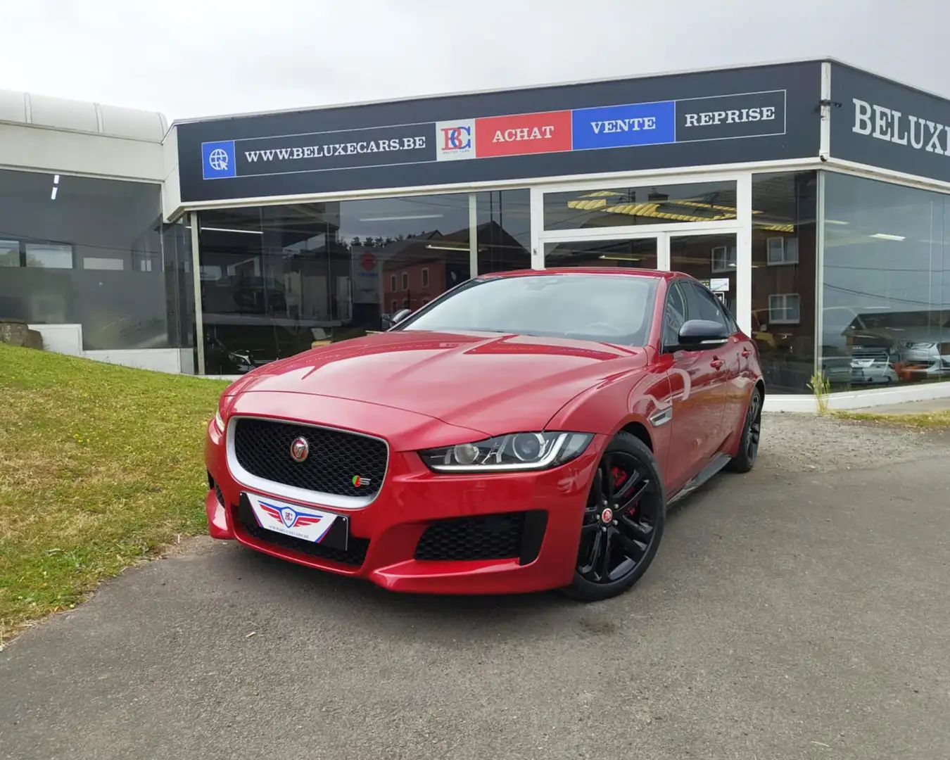 Jaguar XE XE-S 3.0 V6 *CUIR*PDC*LED*BI XENON* Rood - 1
