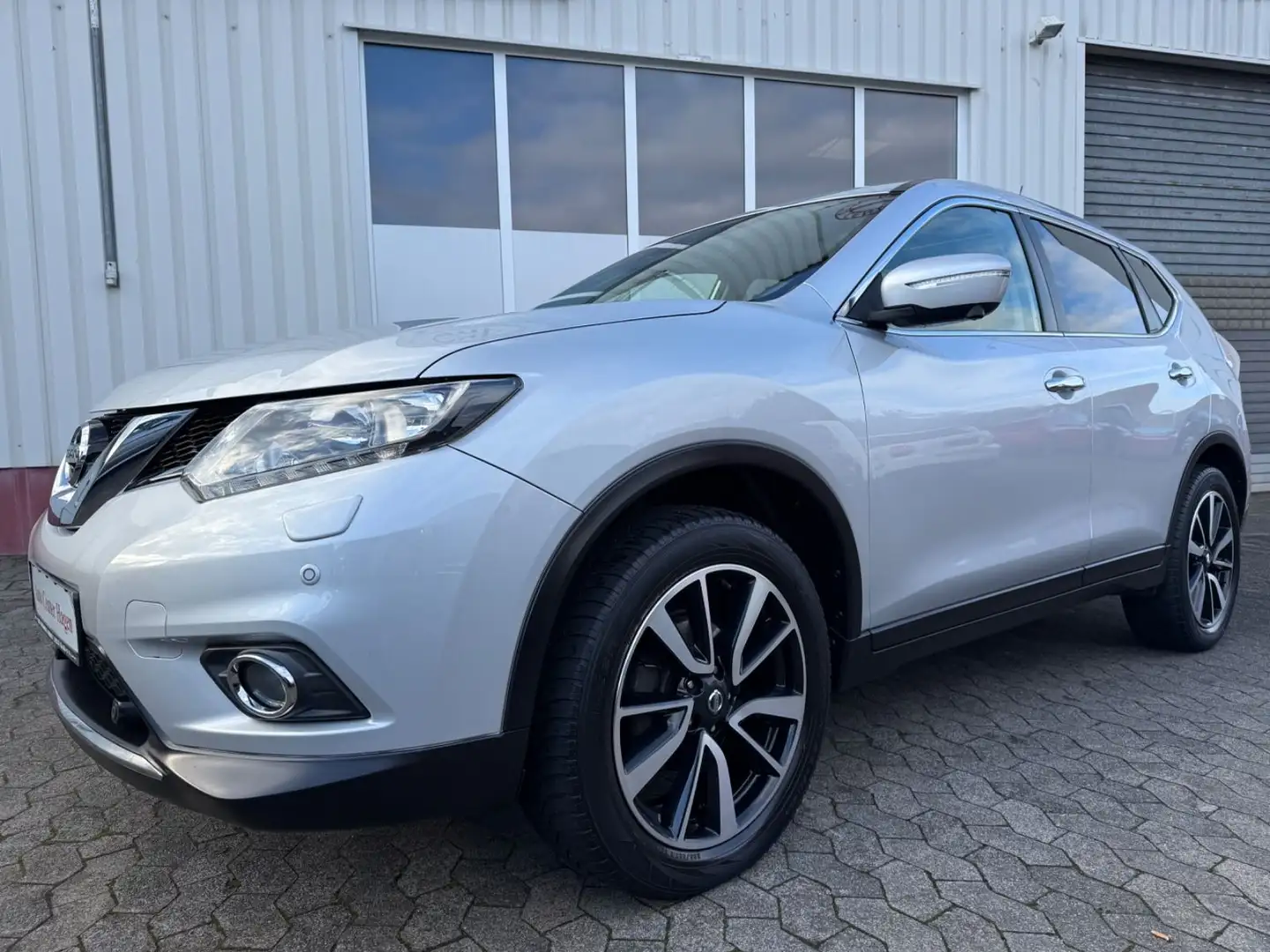 Nissan X-Trail 1,6 96kW 131PS 360/4x4/LED/AHK/NAVI/PANO Silber - 2