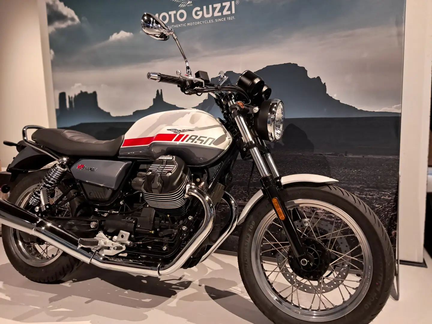 Moto Guzzi V 7 Red Stripe Twin Tone Alb - 2