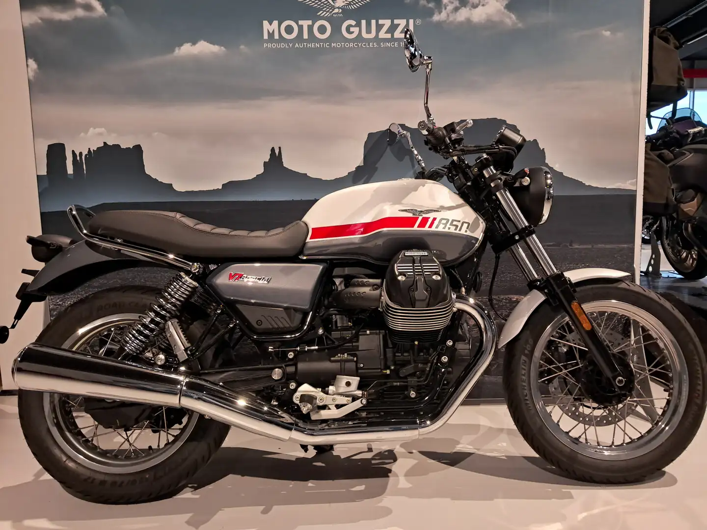 Moto Guzzi V 7 Red Stripe Twin Tone Alb - 1