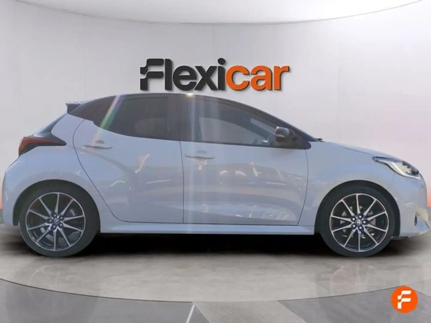 Toyota Yaris 130H 1.5 GR Sport Plus Gris - 2