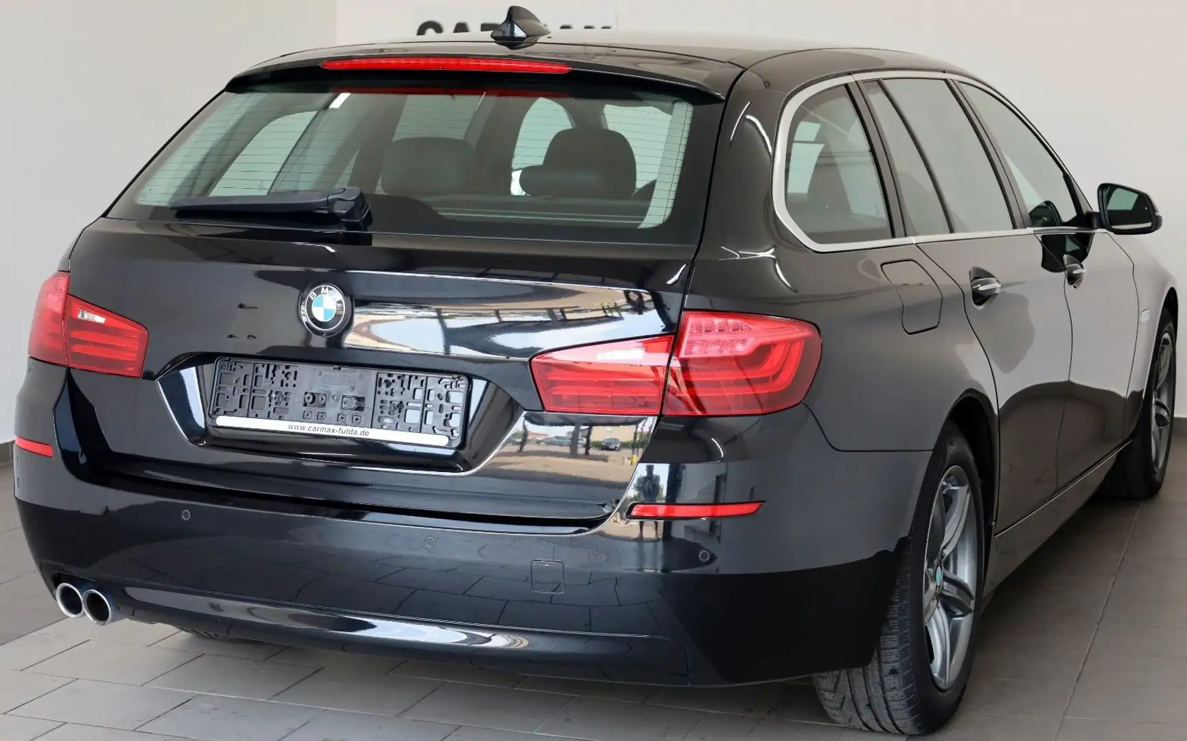 BMW 525 d xDrive Touring,Navi,SH,Harman-Kardon,SR+WR Zwart - 2