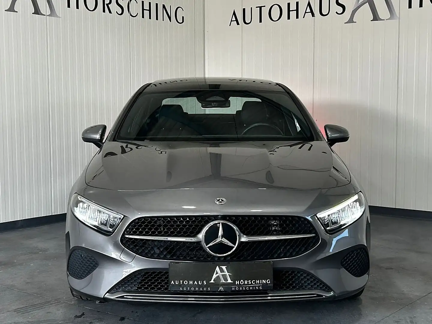 Mercedes-Benz A 180 Limousine Aut. Grau - 2