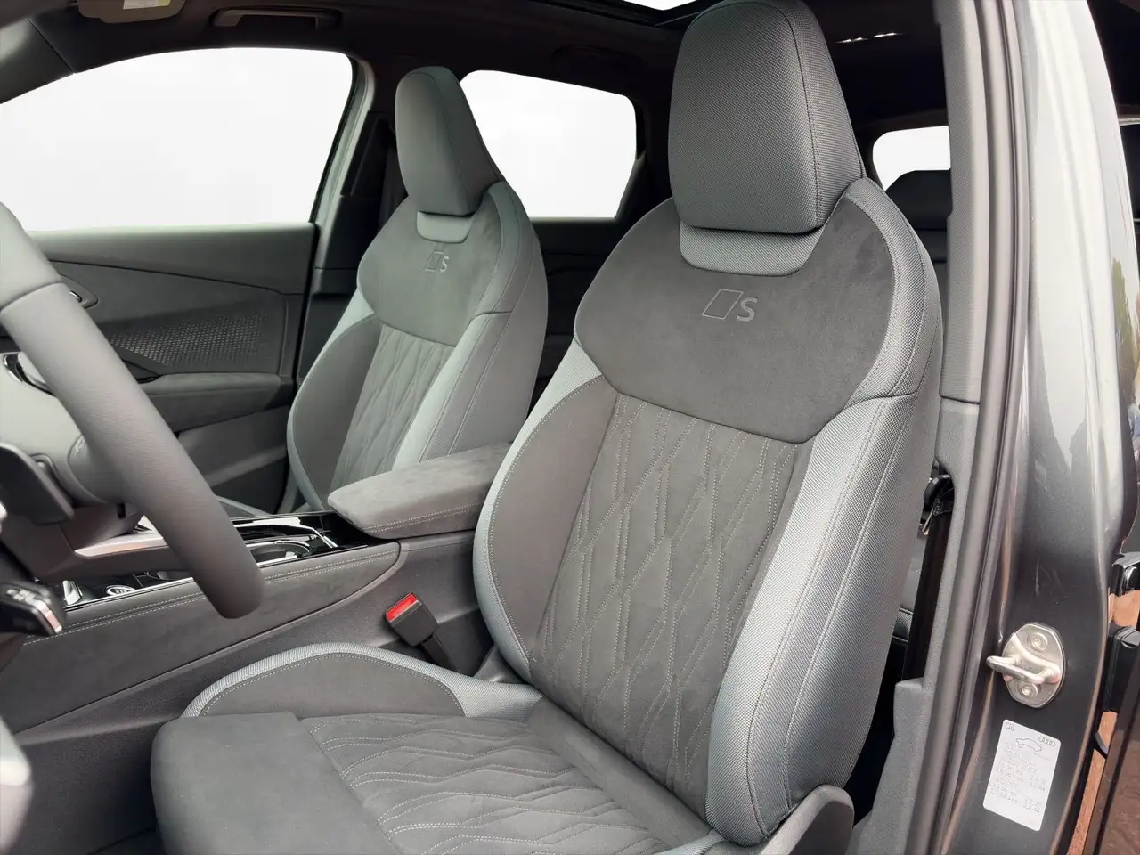 Audi Q3 SUV e-hybrid TECHPRO+PANO+HUD+DIGI-MATRIX+ 12