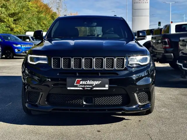 Jeep Grand Cherokee view 3