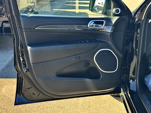 Jeep Grand Cherokee view 8