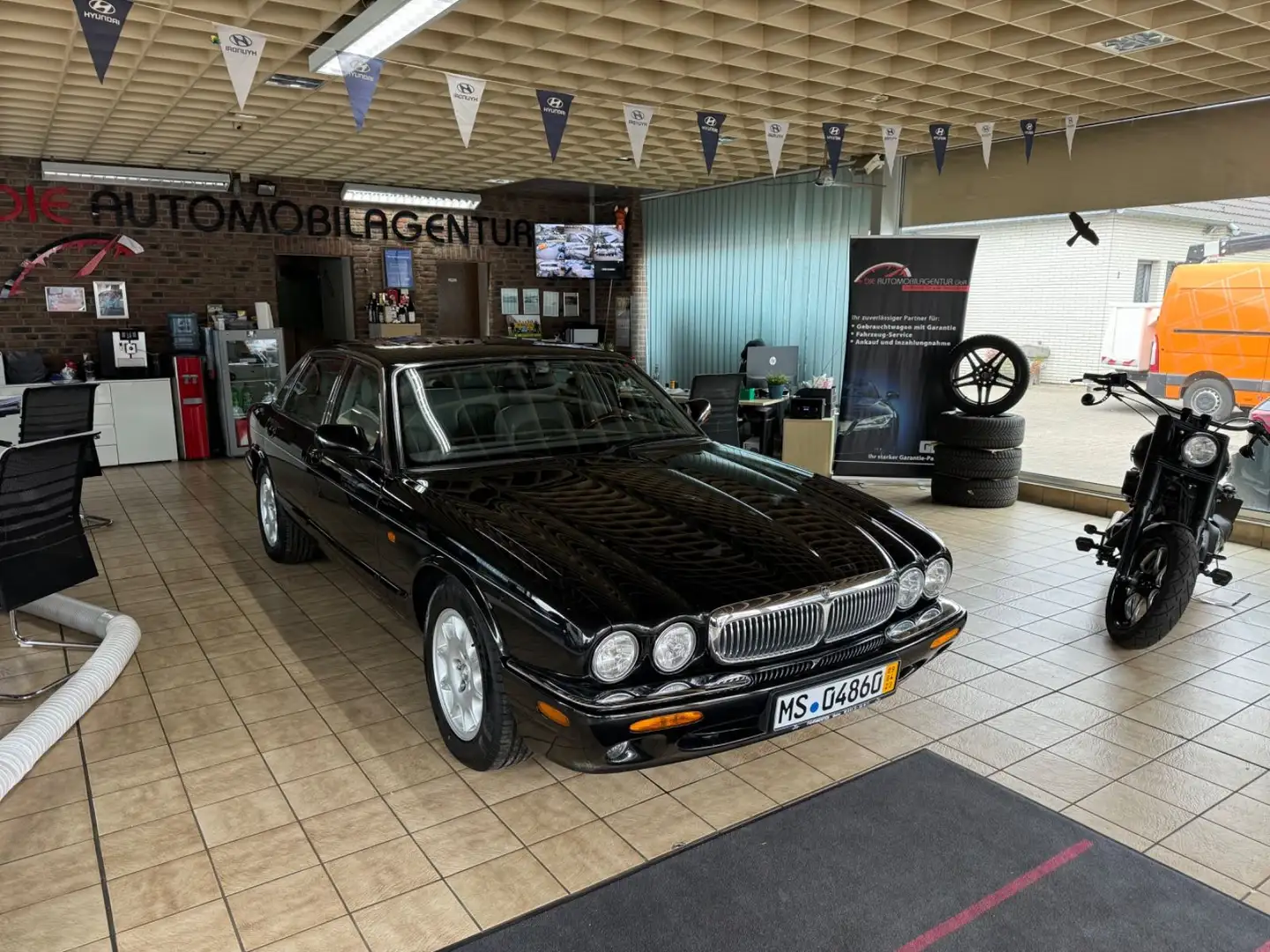 Jaguar XJ8 4.0 XJ Sovereign LEDER PDC Multifkt Tempo Černá - 2