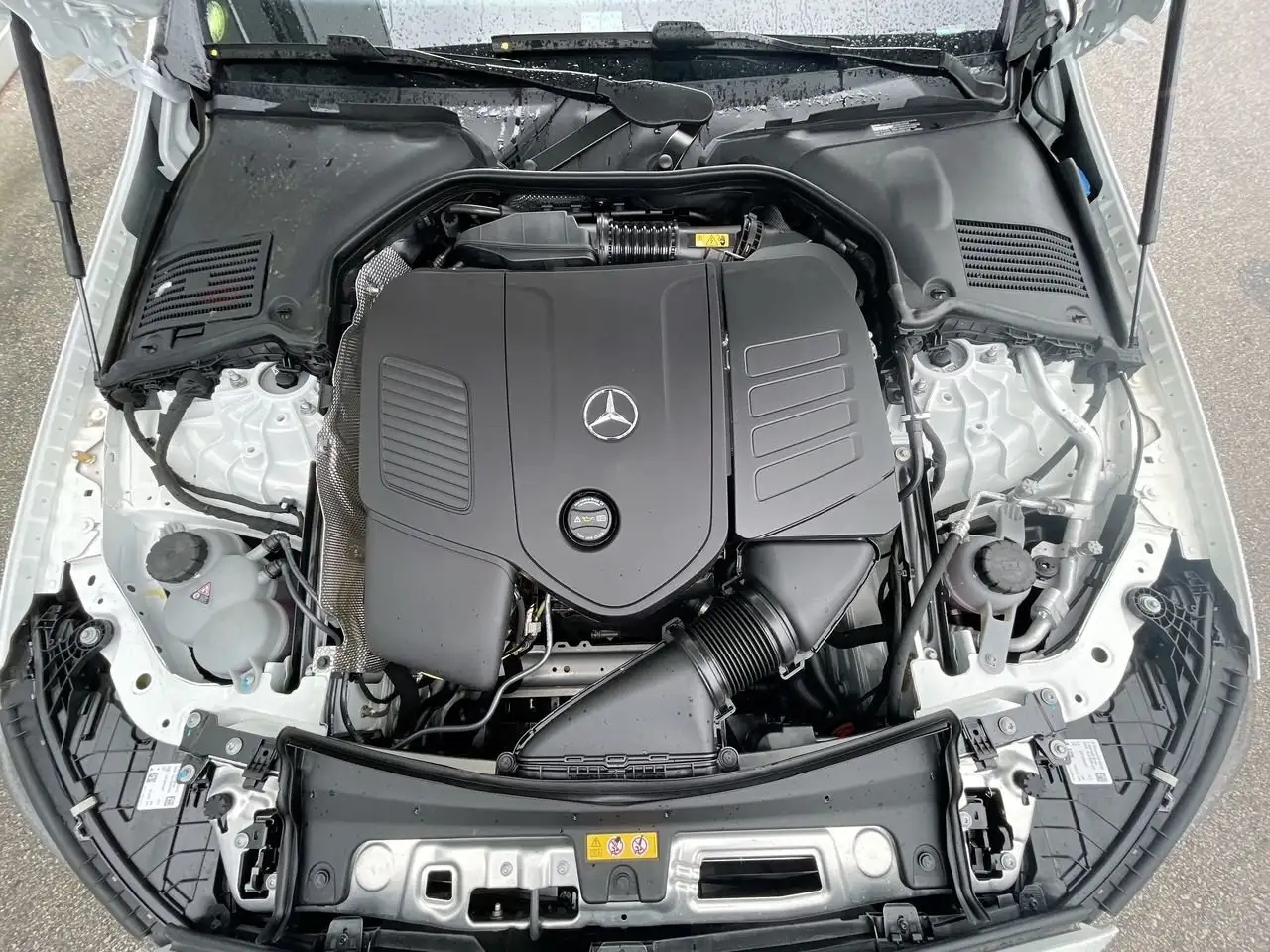 Mercedes-Benz C-Class снимка Mercedes-Benz C-Class