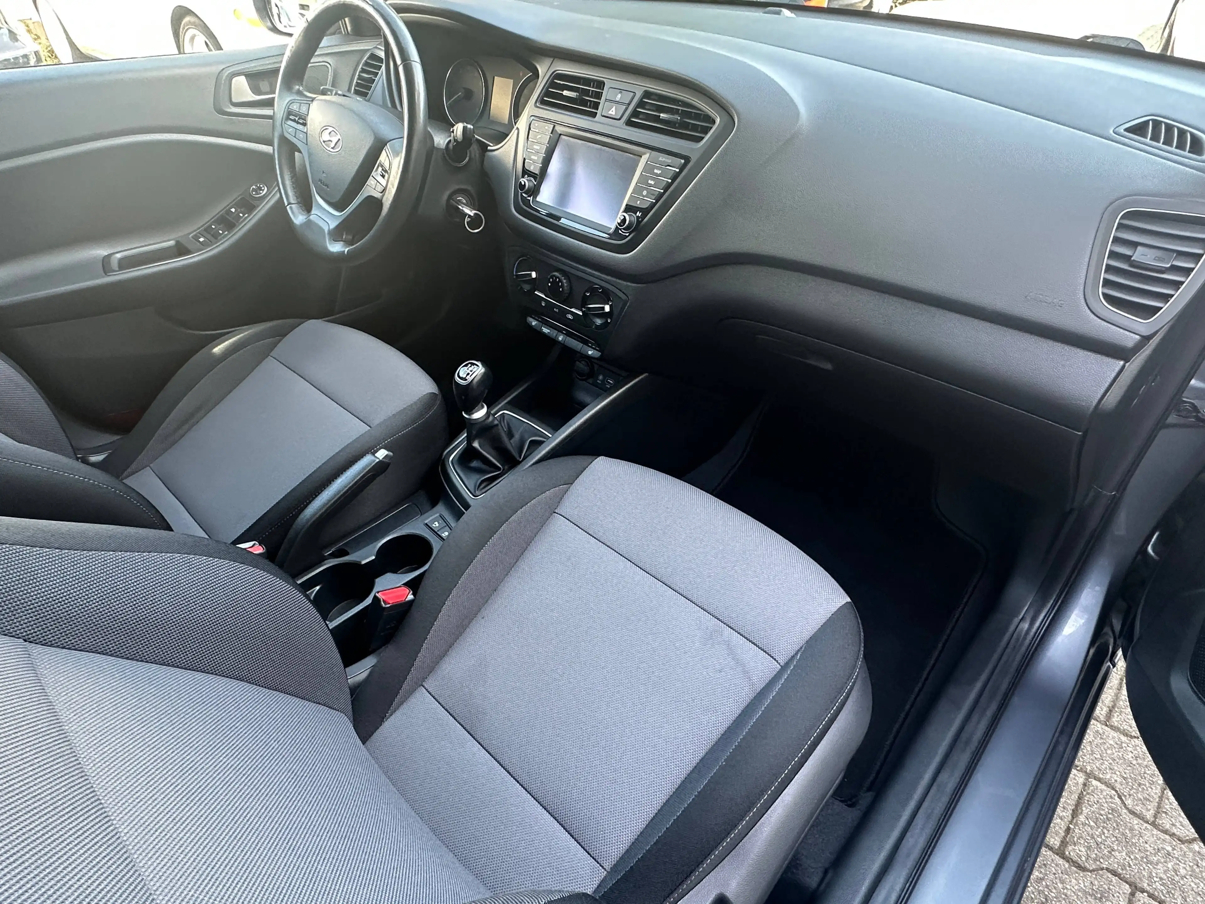 Hyundai i20 Pure WENIG KM TÜV NEU — photo 7