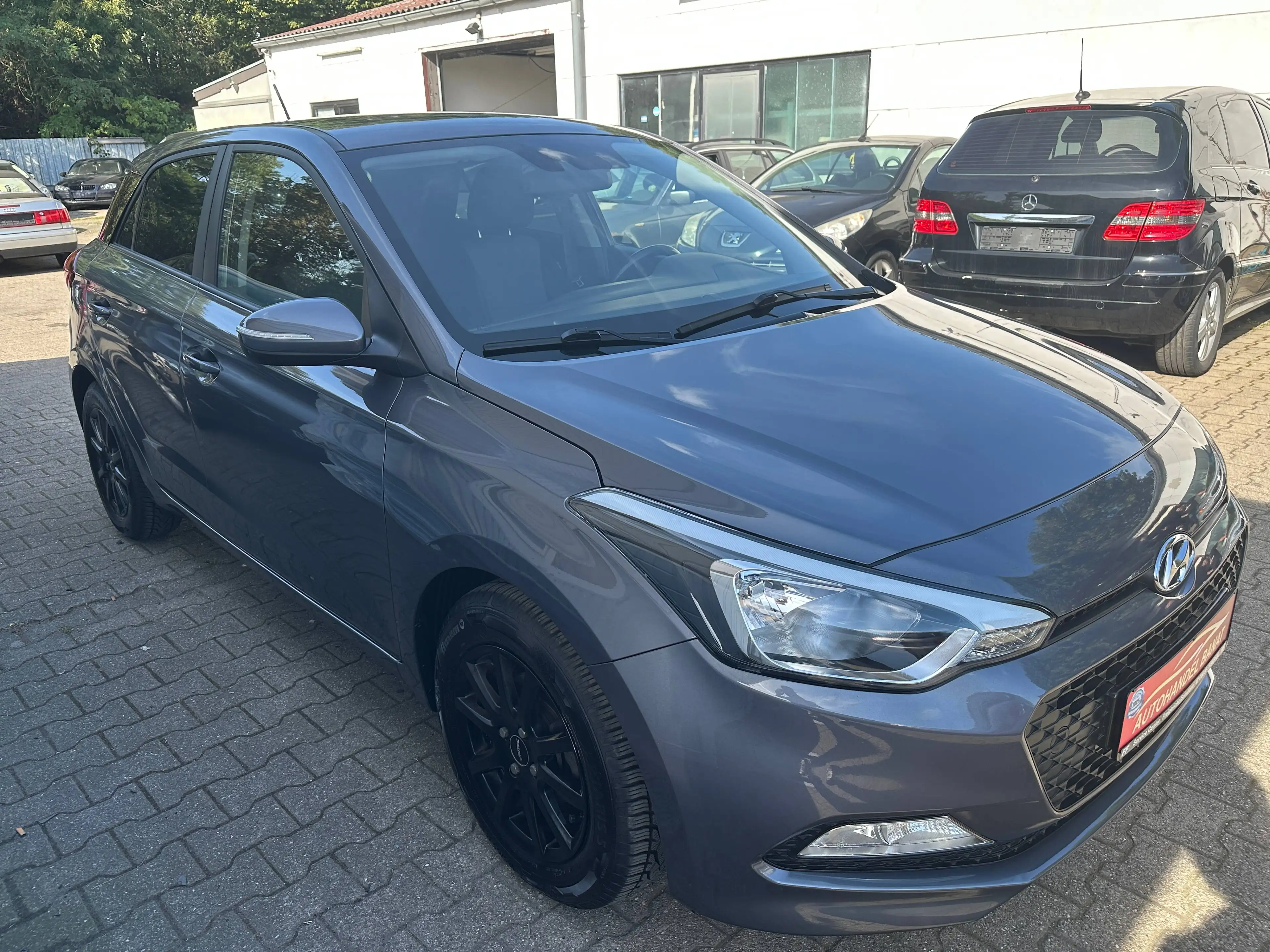 Hyundai i20 Pure WENIG KM TÜV NEU — photo 3