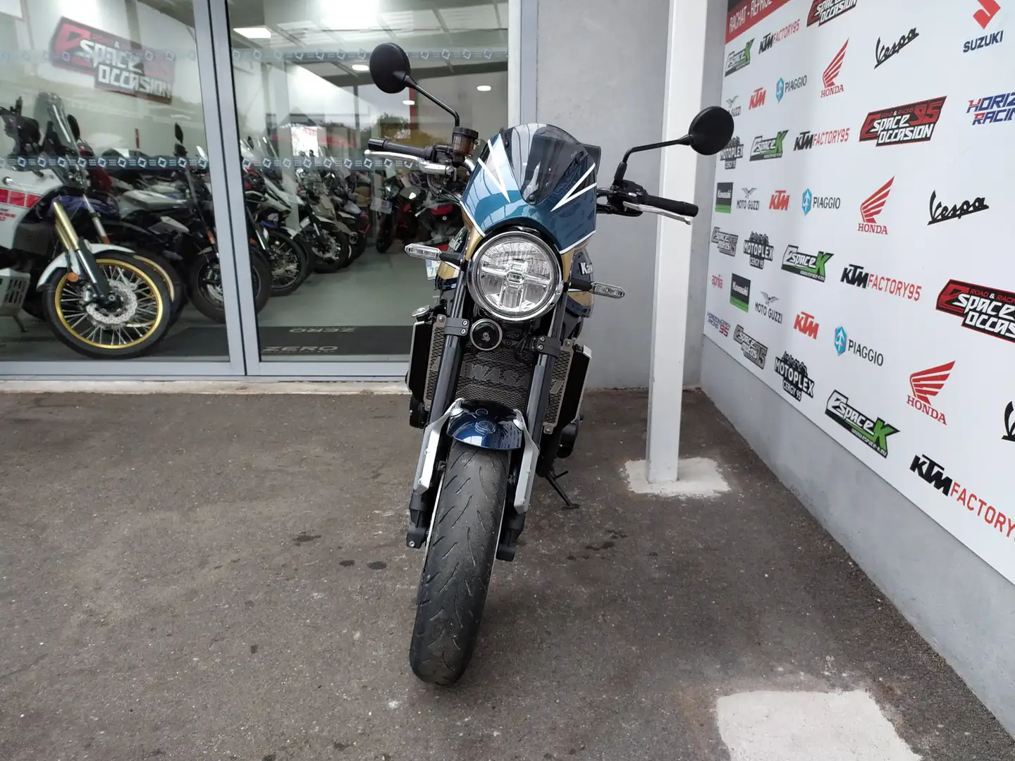 Kawasaki Z900RS Kék - 2