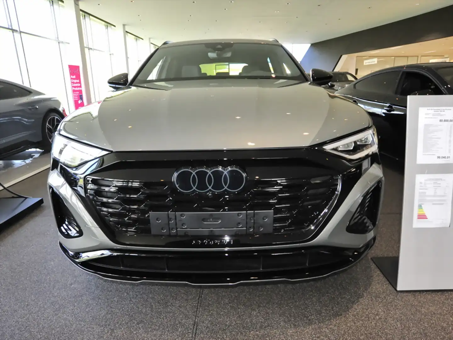 Audi Q8 e-tron Sportback S line 50 quattro Luftfeder. Grau - 2