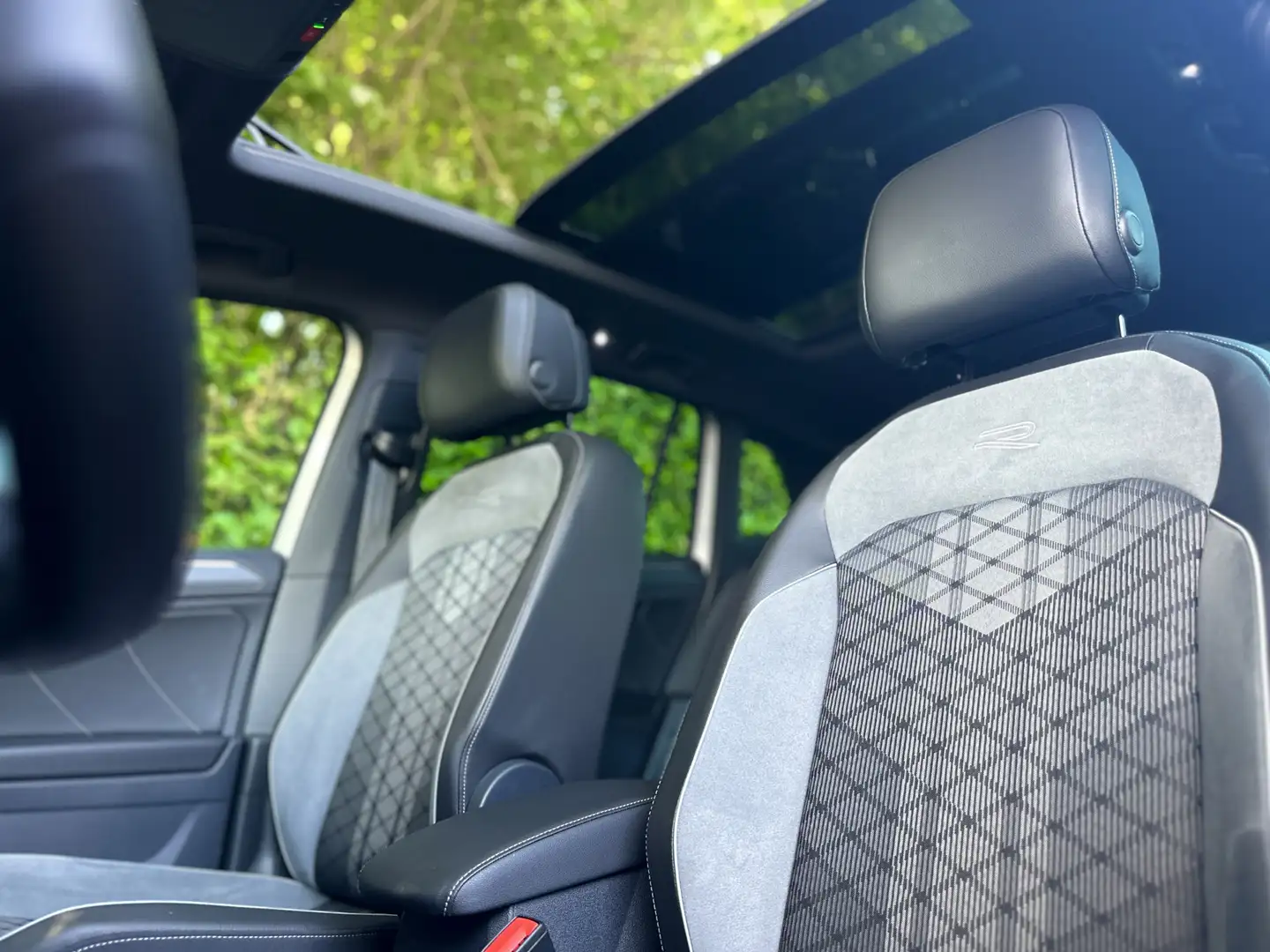 Volkswagen Tiguan 1.4 TSI eHybrid R-Line | Panoramadak | LED | Trekh Grijs - 2