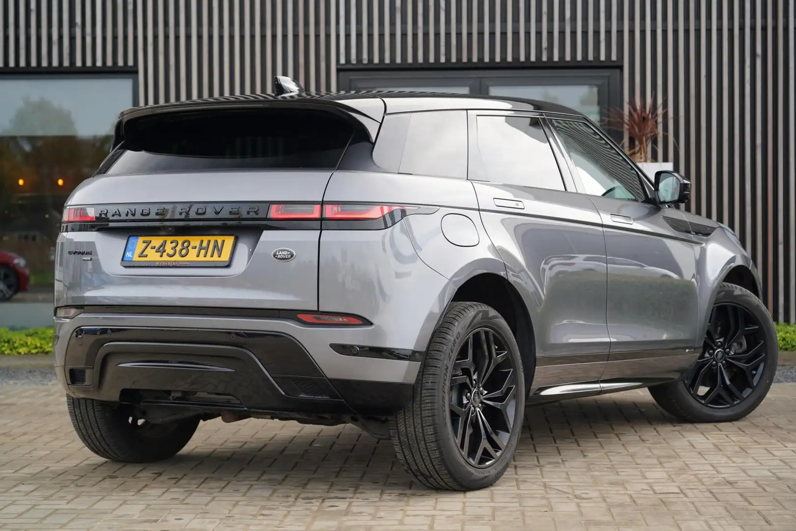 Land Rover Range Rover Evoque 1.5 P300e AWD R-Dynamic HSE | Dealer onderhouden | Grijs - 2