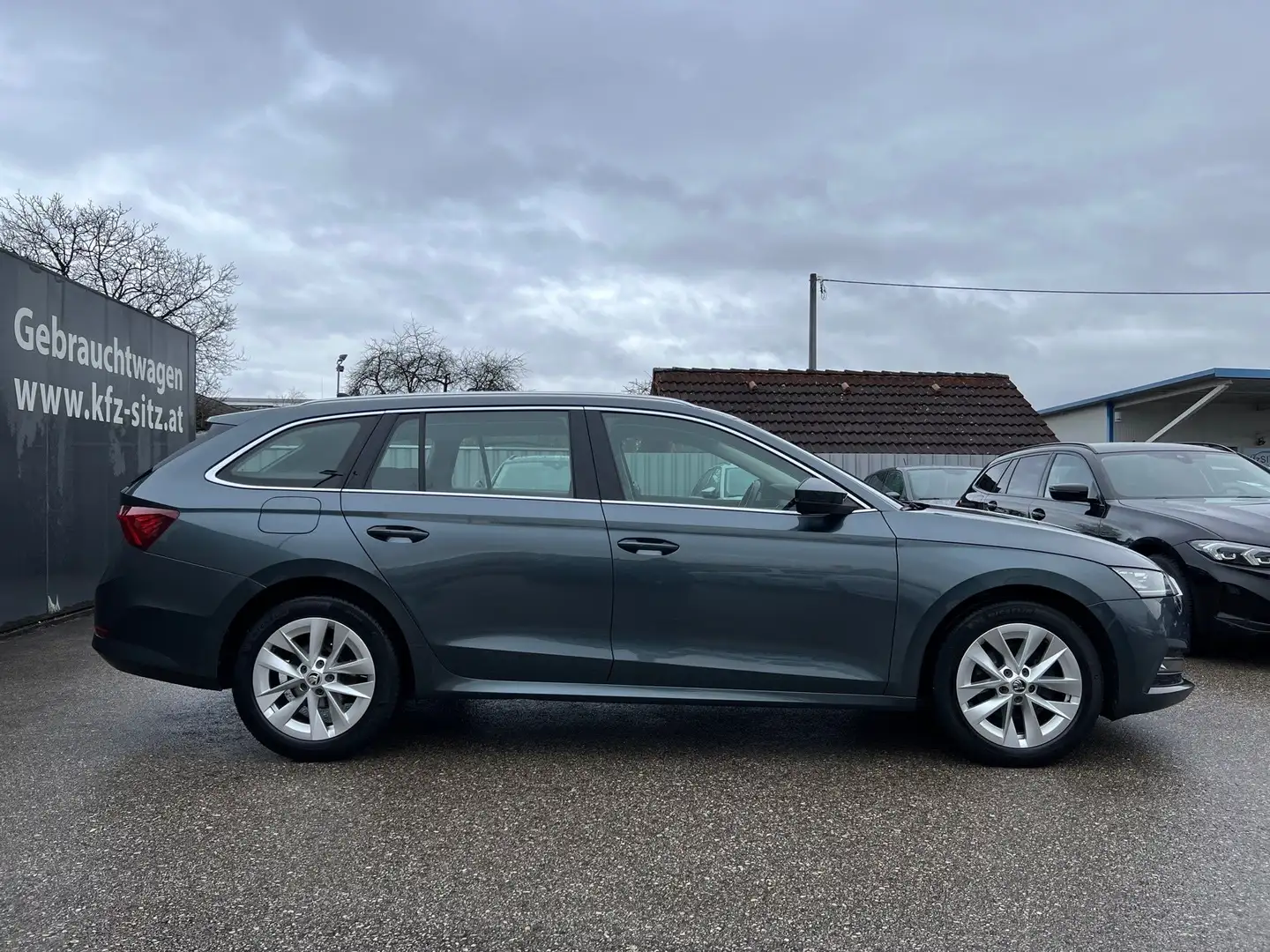 Skoda Octavia Combi 2,0 TDI Premium DSG Grau - 2