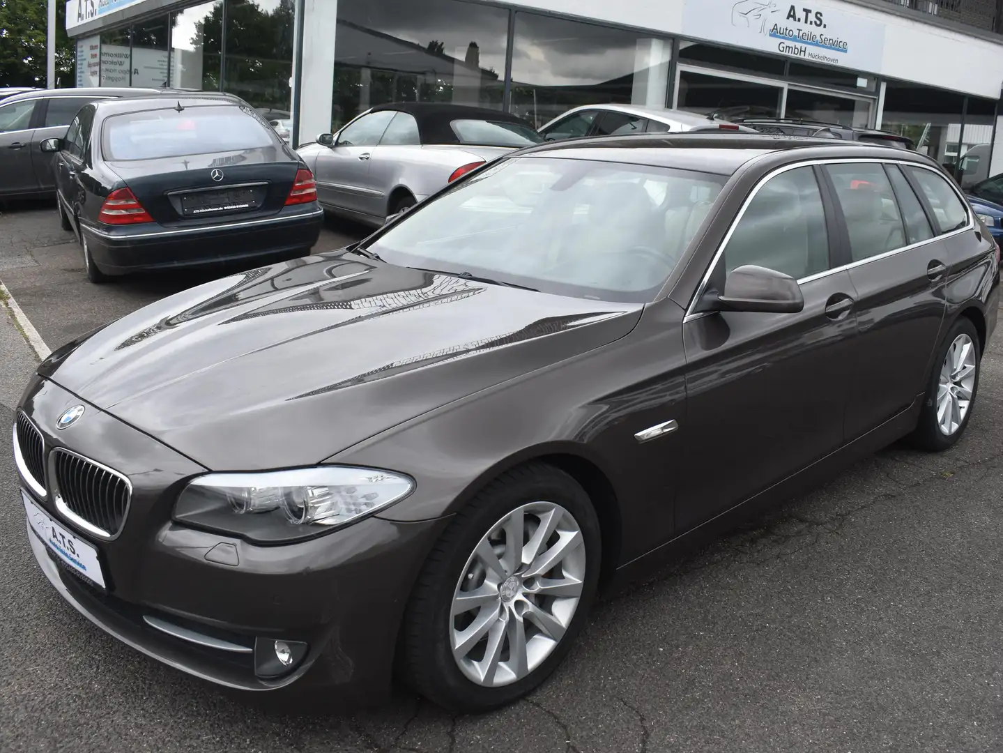 BMW 530 530d Touring xDrive NAVI*SITZHZ*AHK*HEAD-UP*TOP!!! Braun - 1