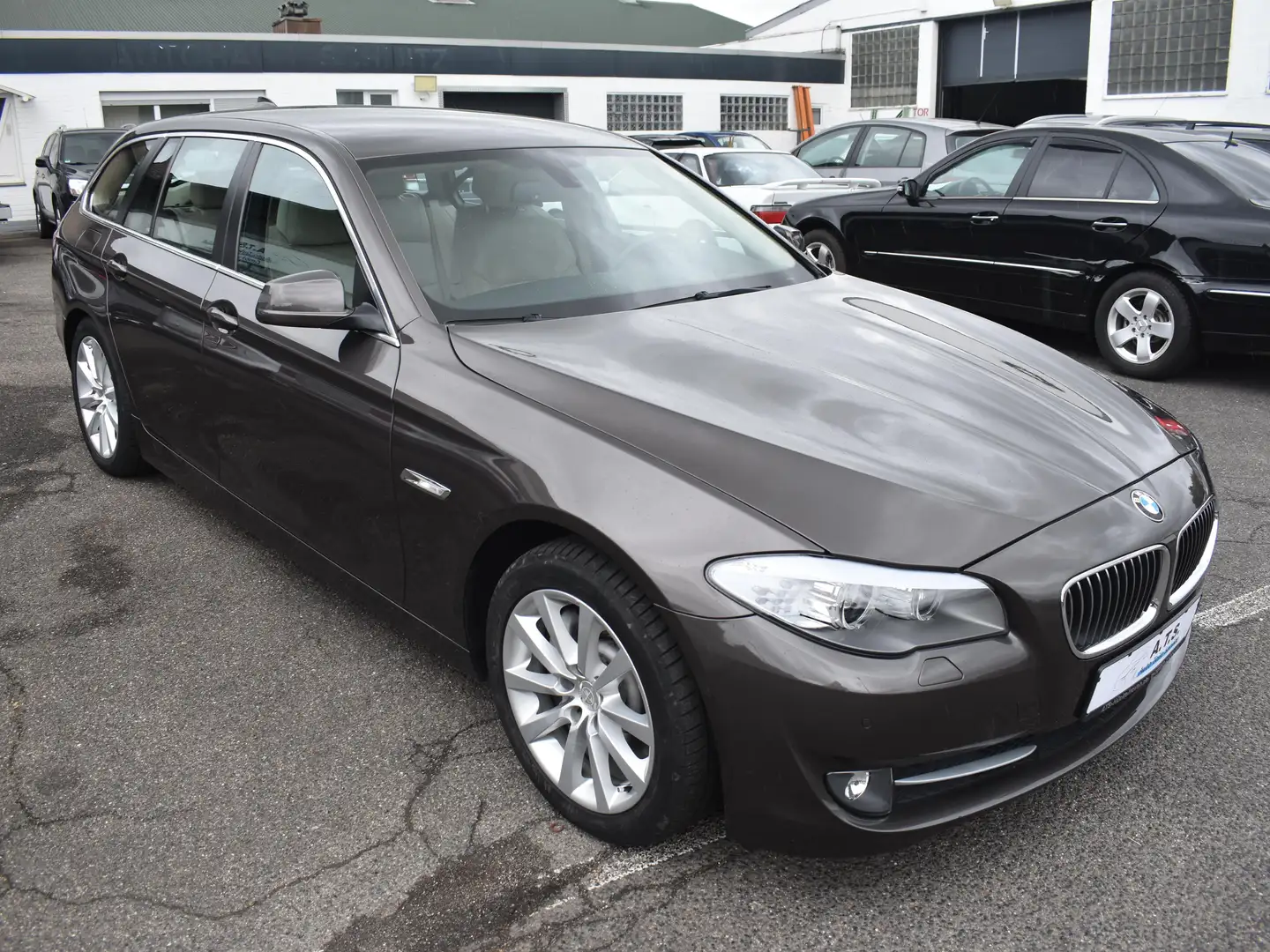 BMW 530 530d Touring xDrive NAVI*SITZHZ*AHK*HEAD-UP*TOP!!! Braun - 2