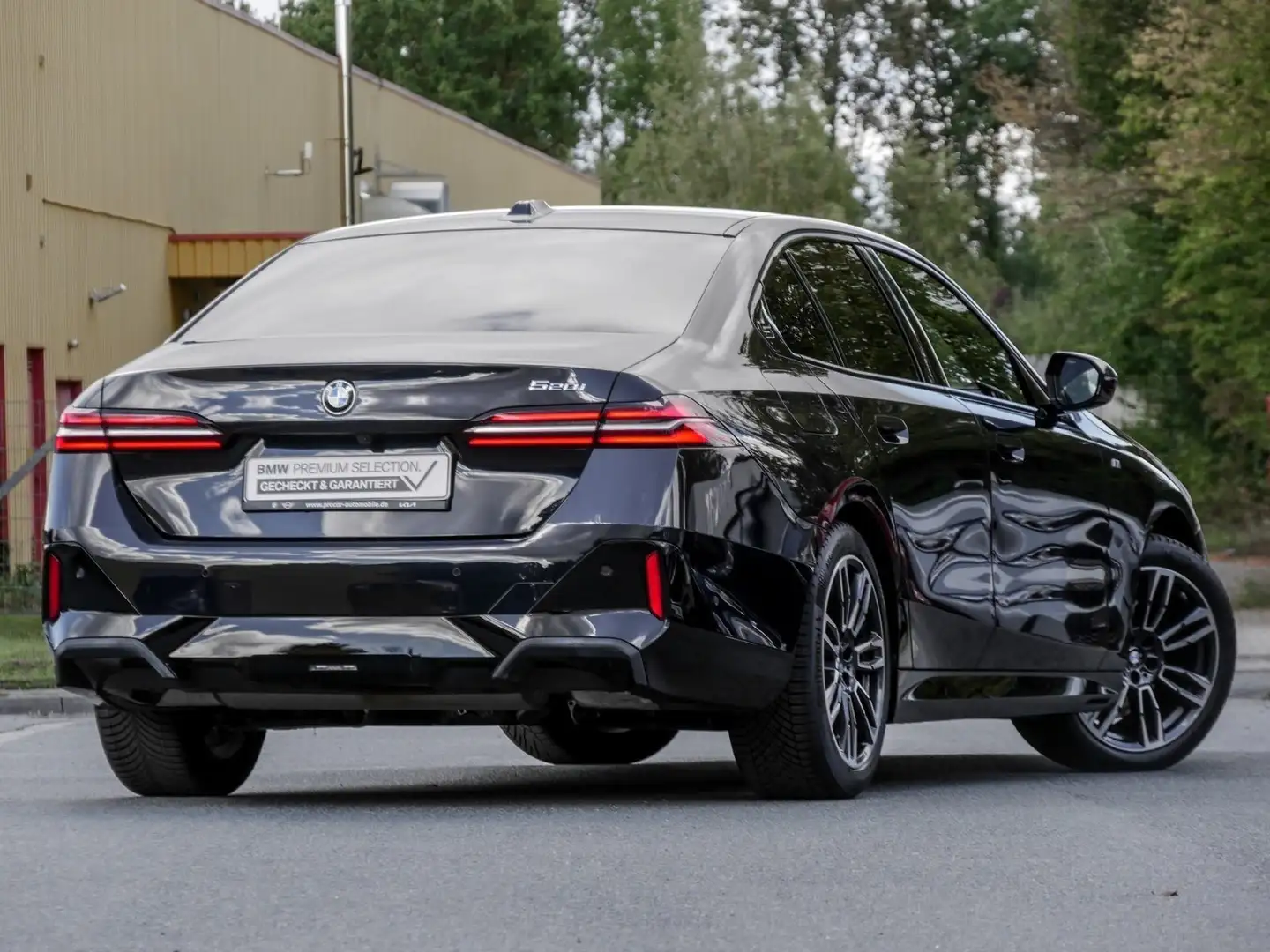 BMW 520 i M Sport HUD ACC AHK 360°KAM RFK NAVI LED Schwarz - 2