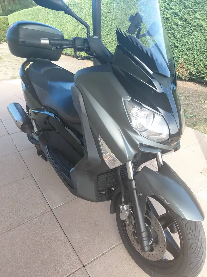 Yamaha X-Max 125