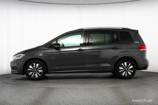 Volkswagen Touran view 3
