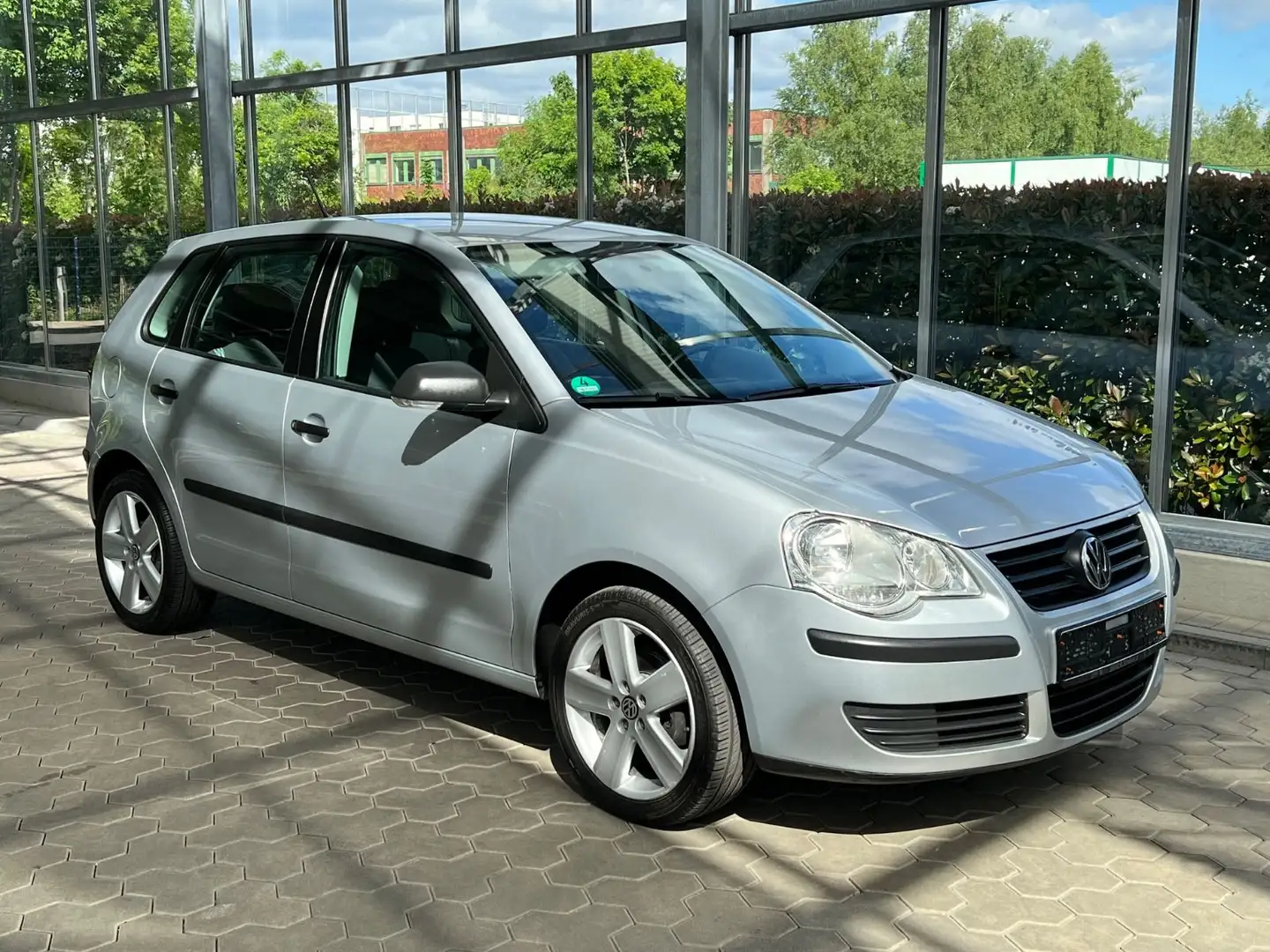 Volkswagen Polo IV 1.2 II.Hand/Scheckheft/Klima/Alu16/el.Fe Plateado - 2