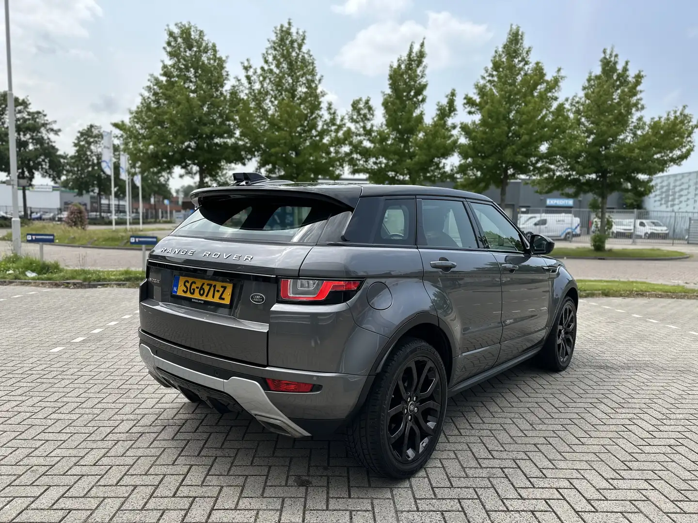 Land Rover Range Rover Evoque 2.0 Si4 HSE Dynamic | Groot scherm | Pano | Vol. Grijs - 2