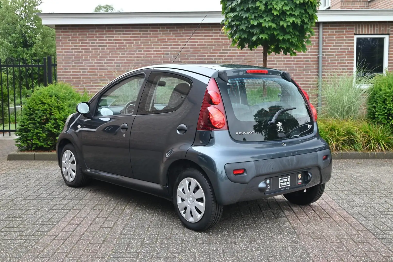 Peugeot 107 1.0 Access Accent 5-deurs Airco NL Auto Grijs - 2