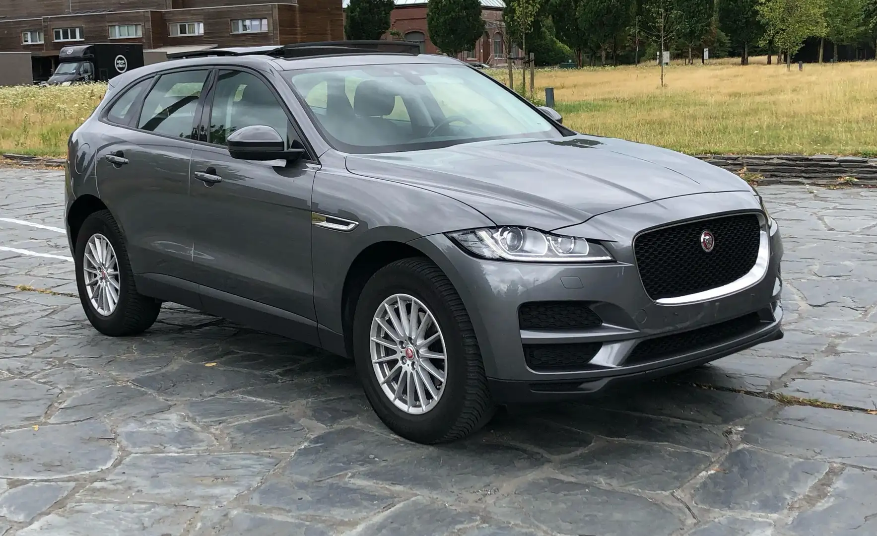 Jaguar F-Pace 2.0d 4x4 Automaat/Panoramadak/Camera Gris - 2