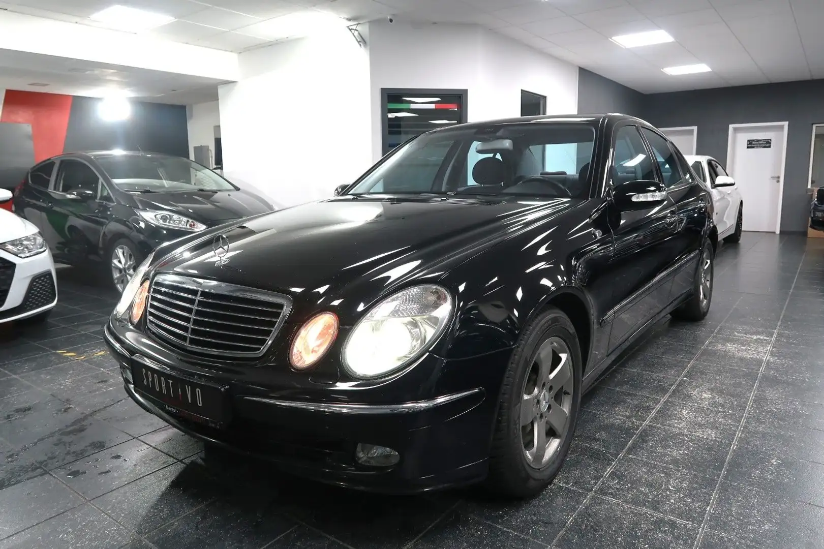 Mercedes-Benz E 240 *Avantgarde*Xenon*Automatik*1Hand*TÜV* Schwarz - 1