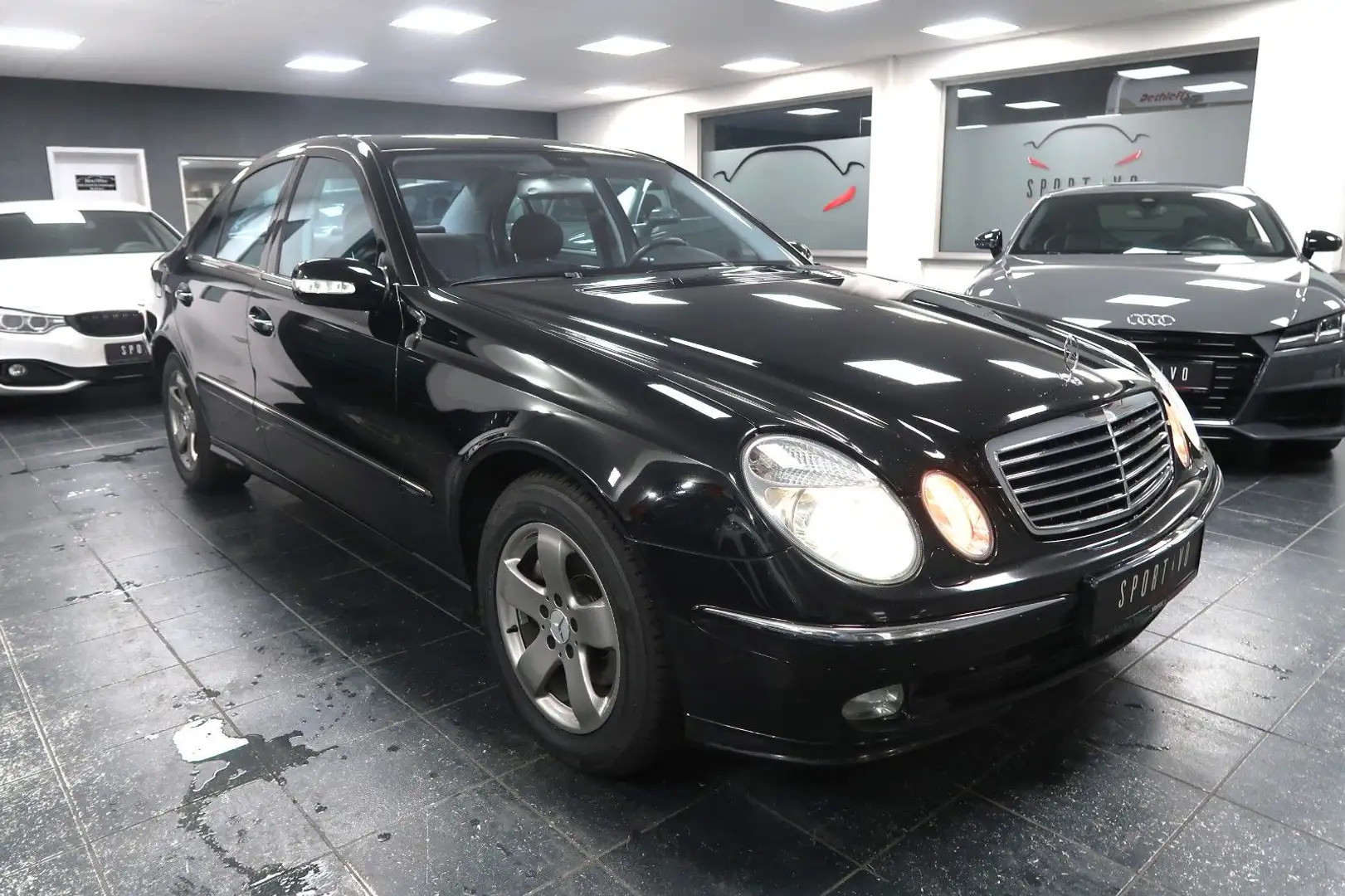 Mercedes-Benz E 240 *Avantgarde*Xenon*Automatik*1Hand*TÜV* Schwarz - 2