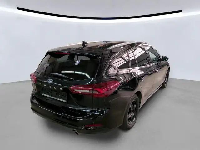 Ford Focus view 3