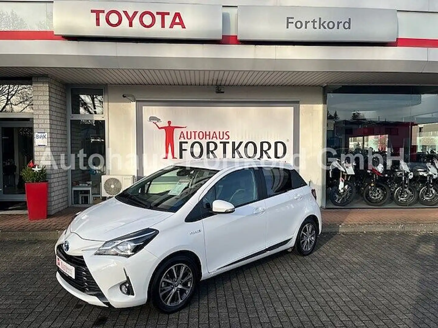 Toyota Yaris 1.5 Hybrid Y20 Club - BT, SZ, Klima ... wenig KM Weiß - 1