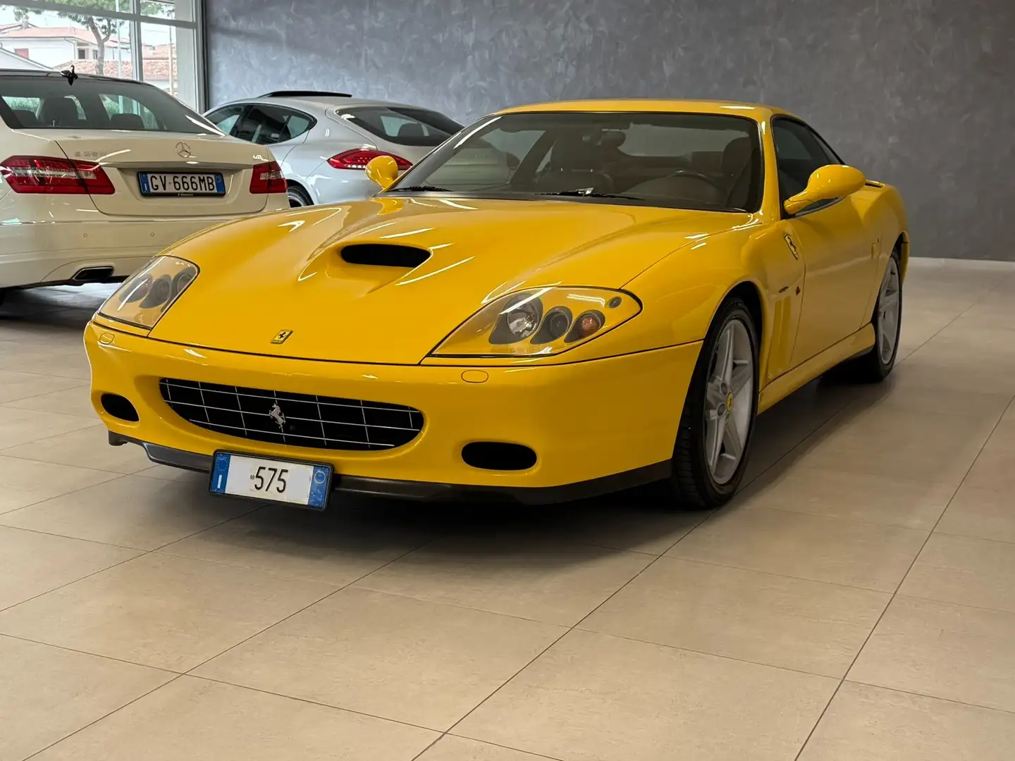 Ferrari 575 5.8 M Maranello F1/GIALLO/BOOK SERVICE- 1/100- Galben - 2