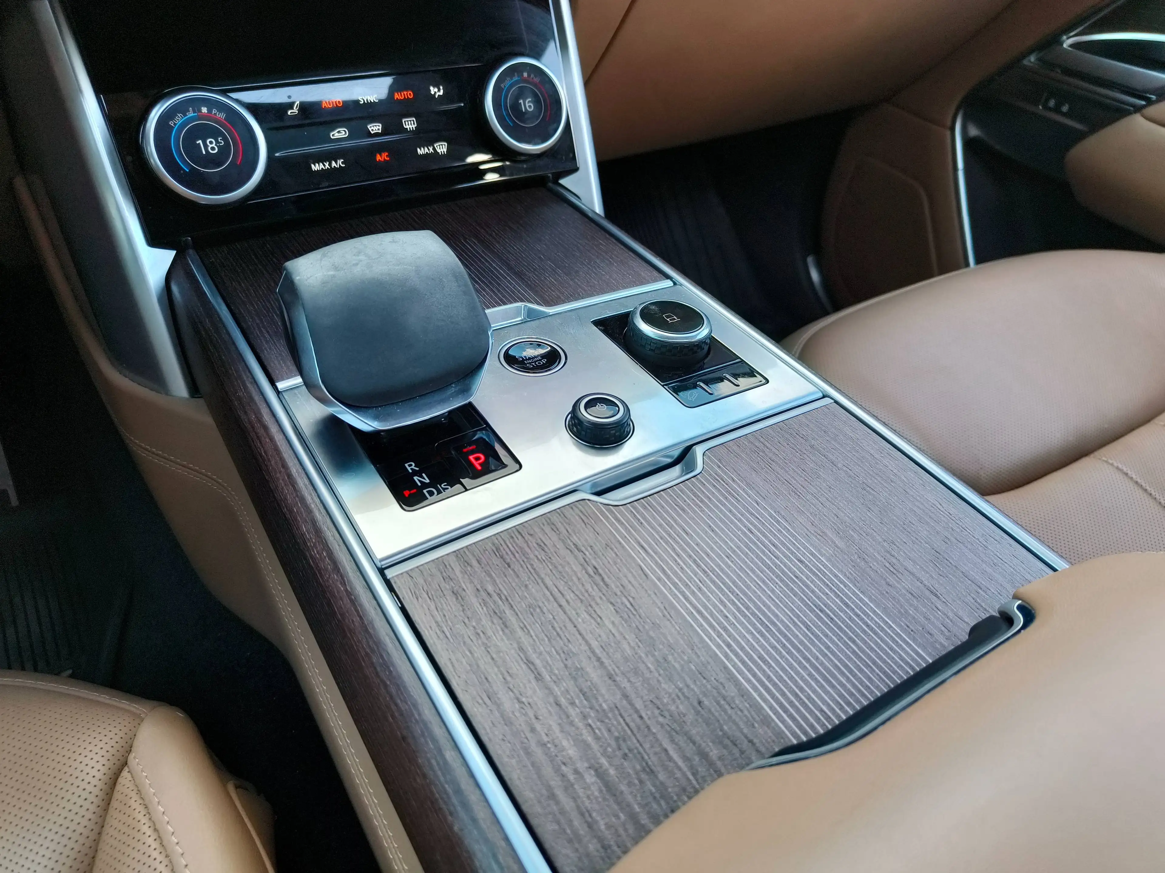 Land Rover Range Rover RR P440e LWB 3.0 Autobiography Pano/SV leather/Side step — photo 9