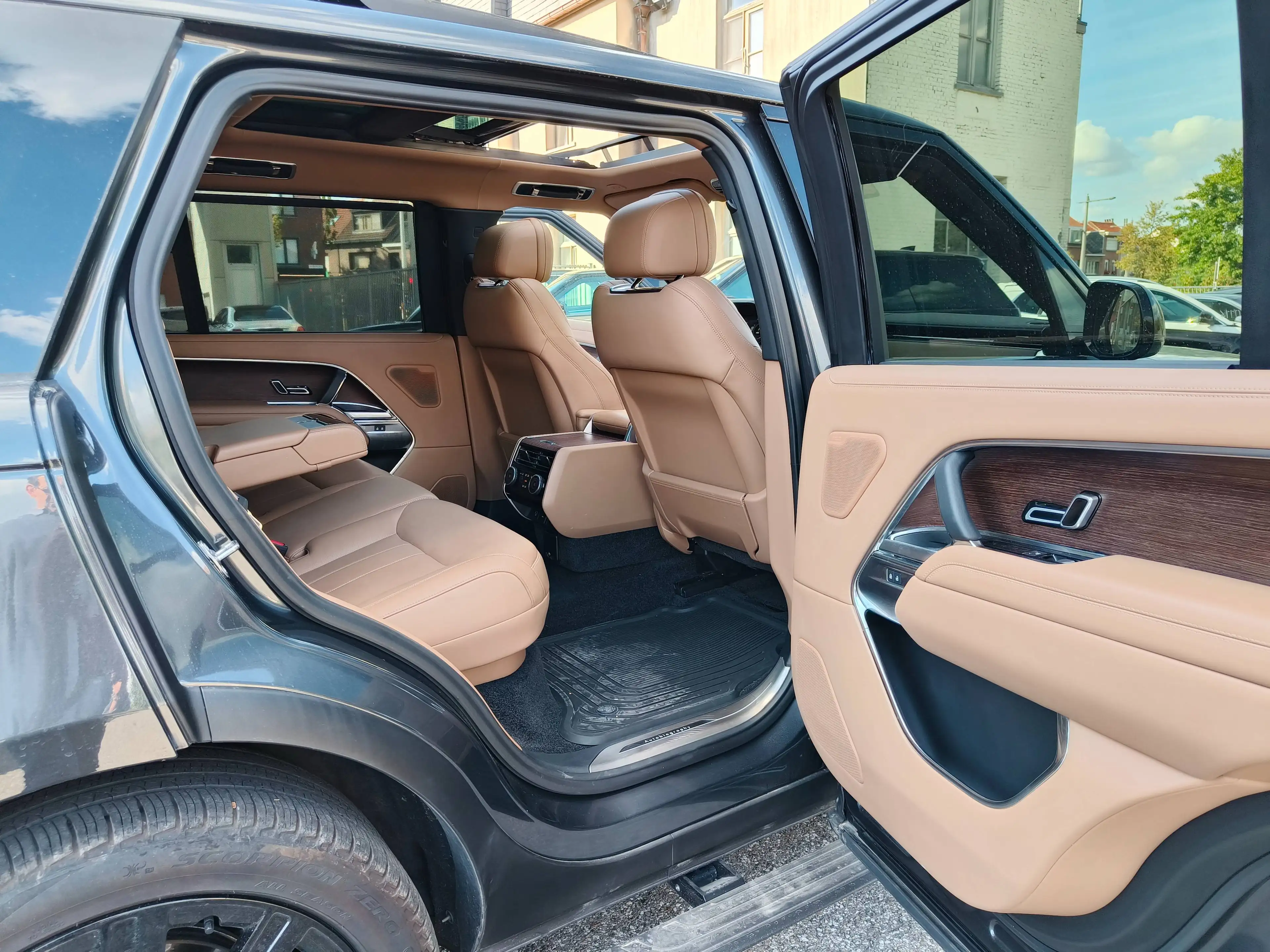 Land Rover Range Rover RR P440e LWB 3.0 Autobiography Pano/SV leather/Side step — photo 15