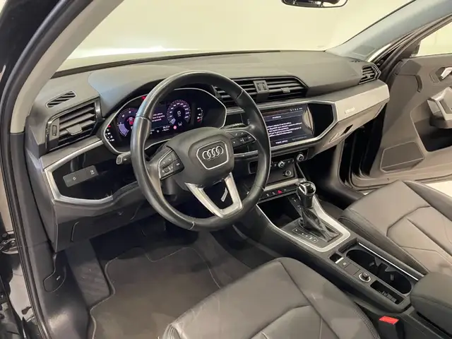 Audi Q3 view 15